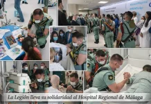 El Hospital Materno Infantil de Málaga recibe la visita de la Brigada Paracaidista y las Cofradías Fusionadas