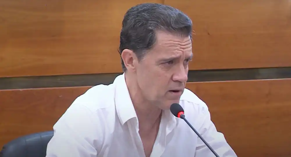 VOX ha defendido íntegramente la postura del partido sobre el 8M en el Pleno extraordinario, pero ha sido expulsado posteriormente por Joaquín Villanova (PP) tras una intervención del alcalde plagada de insultos y descalificaciones hacia el partido y su portavoz

El Grupo Municipal VOX en Alhaurín de la Torre ha denunciado la actuación del alcalde, Joaquín Villanova (PP), durante el Pleno extraordinario celebrado hoy con motivo del 8M, en el que el regidor ha terminado expulsando al portavoz de VOX, José Luis Jiménez, tras protagonizar una intervención marcada por ataques políticos, descalificaciones e insultos.

Durante su turno posterior, el alcalde ha abandonado el contenido de la moción para centrar su discurso en cargar contra VOX, llegando a calificar de “fascistas” tanto al partido como a su portavoz en el municipio. Asimismo, ha afirmado textualmente que “VOX ha venido a la política a dar por culo”, que “sólo es cuestión de esperar” para que la formación desaparezca “como Podemos o Ciudadanos”, y que su única “línea roja” es VOX, asegurando que si algún día pierde la mayoría absoluta jamás pactaría con esta formación.

Desde VOX han subrayado que José Luis Jiménez ha podido realizar íntegramente su exposición sobre el 8M, defendiendo el posicionamiento del partido con normalidad y dentro del turno correspondiente. Consideran que ha sido precisamente el contenido de esa intervención —con planteamientos que no coincidían con la línea ideológica del alcalde— lo que ha provocado la reacción airada de Joaquín Villanova.

El grupo municipal ha querido destacar el perfil de su portavoz, insistiendo en que no se trata de una persona conflictiva ni dada a elevar el tono. “Quienes conocen su trayectoria saben que jamás ha protagonizado altercados ni ha recurrido al insulto. Siempre ha defendido sus ideas con firmeza, pero desde el respeto institucional”, han señalado.

VOX considera que las palabras del alcalde evidencian una actitud impropia de quien ostenta la Alcaldía y debe garantizar la neutralidad y el respeto en la institución. “Un alcalde no puede utilizar el salón de plenos para insultar a una fuerza política legítimamente representada ni para lanzar amenazas políticas desde la Presidencia”, han afirmado.

En cuanto al fondo del debate, José Luis Jiménez ha reiterado que “la igualdad real entre hombres y mujeres no se consigue con consignas ideológicas ni enfrentando a la sociedad, sino garantizando oportunidades, protegiendo a todas las víctimas de la violencia sin distinción y aplicando políticas eficaces”. Asimismo, ha defendido que VOX cree “en la igualdad ante la ley y en medidas útiles que refuercen la unidad y la convivencia, no en discursos sectarios”.

Tras esta escalada verbal, el alcalde ha ordenado a la policía la expulsión del portavoz de VOX del salón de plenos. Desde la formación han subrayado que José Luis Jiménez no se ha negado en ningún momento a abandonar la sala y que no ha sido necesaria intervención alguna para ejecutar la orden.

Para VOX, lo ocurrido constituye “una actuación desproporcionada y autoritaria que demuestra la dificultad del señor Villanova para aceptar la discrepancia política”. “Seguiremos defendiendo nuestras ideas con serenidad y firmeza, representando a miles de vecinos de Alhaurín de la Torre que merecen respeto y pluralidad democrática en su Ayuntamiento”, ha concluido José Luis Jiménez.