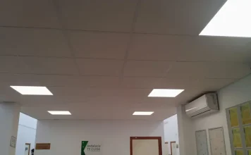 El techo de la sala de espera del centro de salud de San Miguel ya ha sido reparado y sustituido