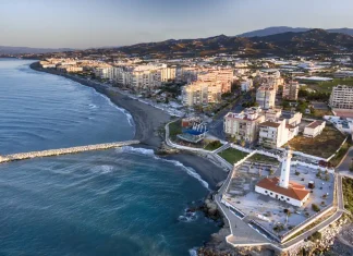 Torrox pone a punto las playas del municipio para Semana Santa