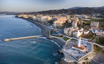 Torrox pone a punto las playas del municipio para Semana Santa