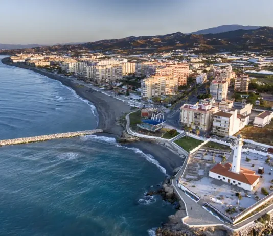 Torrox pone a punto las playas del municipio para Semana Santa