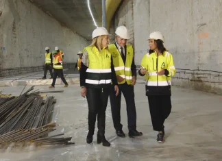 Rocío Díaz y Carolina España visitan la obra del túnel de la ampliación del metro de Málaga en calle Hilera