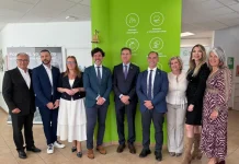 La sede de la AECC de Benalmadéna mejora su accesibilidad con la instalación de una plataforma salvaescaleras