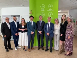 La sede de la AECC de Benalmadéna mejora su accesibilidad con la instalación de una plataforma salvaescaleras