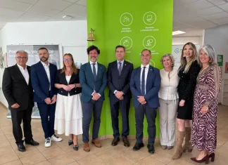 La sede de la AECC de Benalmadéna mejora su accesibilidad con la instalación de una plataforma salvaescaleras