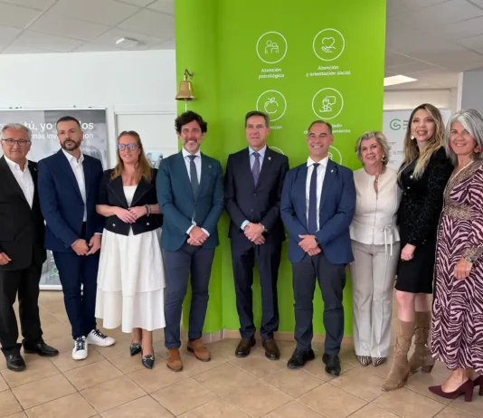 La sede de la AECC de Benalmadéna mejora su accesibilidad con la instalación de una plataforma salvaescaleras