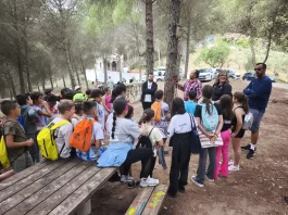 Monda recupera su bosque mediterráneo en La Alpujata con la participación de familias y escolares del municipio