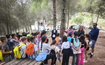 Monda recupera su bosque mediterráneo en La Alpujata con la participación de familias y escolares del municipio