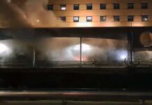 Desalojan un hotel en el centro de Málaga por un incendio en la planta baja