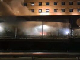 Desalojan un hotel en el centro de Málaga por un incendio en la planta baja