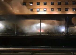 Desalojan un hotel en el centro de Málaga por un incendio en la planta baja