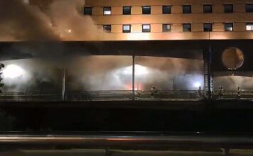 Desalojan un hotel en el centro de Málaga por un incendio en la planta baja