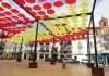 Las sombrillas de la plaza de la Constitución de Torrox lucen los colores de la bandera de España en apoyo a la selección nacional de fútbol