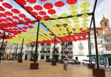 Las sombrillas de la plaza de la Constitución de Torrox lucen los colores de la bandera de España en apoyo a la selección nacional de fútbol