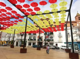 Las sombrillas de la plaza de la Constitución de Torrox lucen los colores de la bandera de España en apoyo a la selección nacional de fútbol