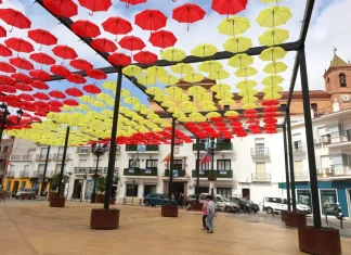 Las sombrillas de la plaza de la Constitución de Torrox lucen los colores de la bandera de España en apoyo a la selección nacional de fútbol