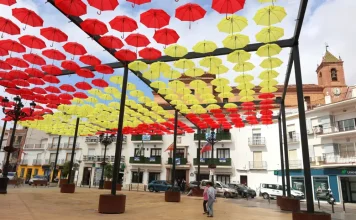 Las sombrillas de la plaza de la Constitución de Torrox lucen los colores de la bandera de España en apoyo a la selección nacional de fútbol