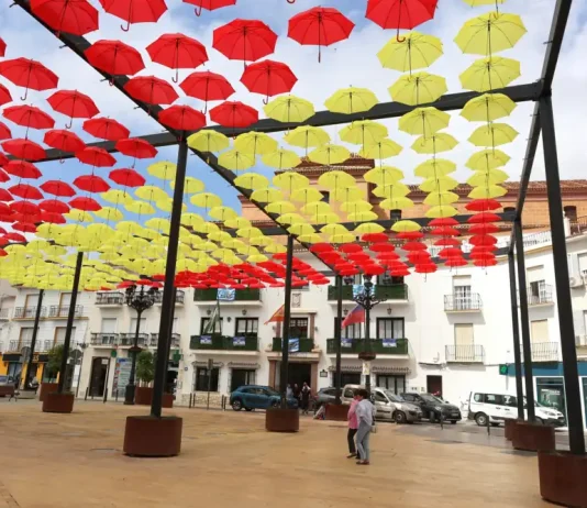 Las sombrillas de la plaza de la Constitución de Torrox lucen los colores de la bandera de España en apoyo a la selección nacional de fútbol