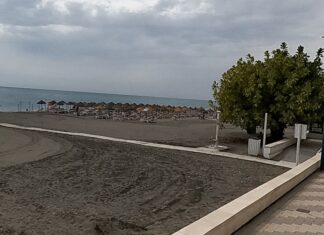Mueren dos bañistas en una playa de Torrox