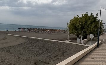Mueren dos bañistas en una playa de Torrox