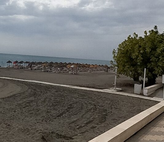 Mueren dos bañistas en una playa de Torrox