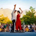 Los municipios de Coín y Nerja acogerán obras de danza, circo y teatro a lo largo del mes La Red Andaluza de Teatros Públicos (RATP) programa, en colaboración con los ayuntamientos de Nerja y Coín un total de seis funciones de danza, circo y teatro a lo largo del mes de junio. La iniciativa de la Consejería de Cultura y Deporte, gestionada a través de la Agencia Andaluza de Instituciones Culturales (AAIICC), tiene entre sus principales objetivos generar nuevos públicos para las artes escénicas y reforzar el tejido profesional del sector. El municipio de Nerja ha programado para este jueves dos funciones: una está prevista a las 12:00, con la compañía granadina DA.TE Danza que, con cerca de tres décadas creando espectáculos de danza contemporánea, danza-teatro, y teatro de objetos dirigidos a público infantil y juvenil, recalan en el Centro Cultural Villa de Nerja con su trabajo ‘tú y yo’. Se trata de un montaje que reflexiona sobre las relaciones humanas y los vínculos afectivos con un lenguaje poético y accesible para público familiar y joven. “Desde sus inicios la compañía apuesta por un trabajo donde prime el mensaje por encima de la estética. Con esto nos referimos a que creamos y producimos espectáculos comprometidos con la sociedad actual, mostrando a los niños y niñas y jóvenes una historia sobre la que reflexionar”, afirma su director y fundador, Omar Meza. El Paseo Balcón de Europa, de la misma localidad, recibirá a las 20:00 a los bailaores y coreógrafos Marco Vargas y Chloé Brûle con ’Naufragio Universal’, un trabajo con el que buscan acercarse a ideas como la individualidad y la solidaridad, las fronteras y la libertad, la inmovilidad frente a la creatividad o el caos frente a la armonía, siempre manteniendo el compromiso con el espacio y los vínculos que surgen en él. Coín será el municipio que contará con más propuestas, concretamente cuatro, este mes de junio. La compañía Hermanos Inconfundibles serán los primeros en ocupar la Plaza de la Alameda (Carpa de Navidad) con su propuesta circense, ‘Diábolo Classic Metal’ en la que combina música, circo y humor a través de la historia de dos peculiares hermanos que, en los instantes previos al inicio de un concierto, se enfrentan a una insólita cuestión: si Beethoven hubiera nacido en la actualidad, ¿habría sido rockero o malabarista? El antiguo Hospital de La Caridad e Iglesia de San Andrés del municipio acogerá el sábado 27 a las 20:00 ‘Artilusio’, de la compañía malagueña, Markeliñe. Se trata de un espectáculo familiar que invita al público a adentrarse en un universo protagonizado por la imaginación, la literatura y las emociones cobran a través de una singular máquina de apariencia fantástica, alimentada por libros y movida al ritmo de los latidos de un corazón, capaz de transformar las historias en sorprendentes experiencias visuales y escénicas. Junto a este extraordinario artefacto se encuentra Greta, una entrañable anciana apasionada por los libros y los cuentos que, a pesar de su avanzada edad y su delicada salud, conserva intacta su capacidad para imaginar, soñar y jugar. El mismo día, a las 22:00, Vagalume Teatro pone en escena en la Plaza de la Alameda (Carpa de Navidad) ‘Los Firefly. Una del Oeste’, un espectáculo de teatro de calle que transporta al público al universo del lejano oeste a través de una divertida aventura protagonizada por los Firefly, una peculiar familia de forajidos que, tras escapar de la cárcel, emprende la búsqueda de un tesoro oculto guiados por un misterioso mapa. El día acabará a las 23:00 en la misma ubicación de nuevo con Marco Vargas y Chloé Brûle y su espectáculo ‘Las 24’, un trabajo en el que los rasgos contemporáneos toman parte fundamental en el montaje, en el que también rezuma la estética flamenca y que se desarrolla también entre los ritmos latinos de un collage musical muy bien elegido. Más información: https://www.juntadeandalucia.es/cultura/aaiicc/redandaluzadeteatrospublicos
