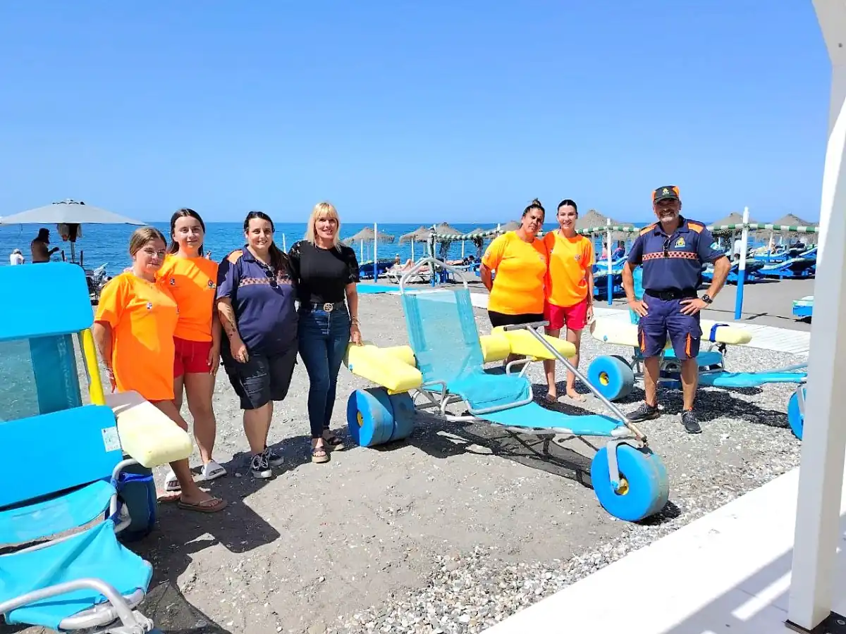 Torrox refuerza la accesibilidad en sus playas con un servicio de baño adaptado para todos los públicos