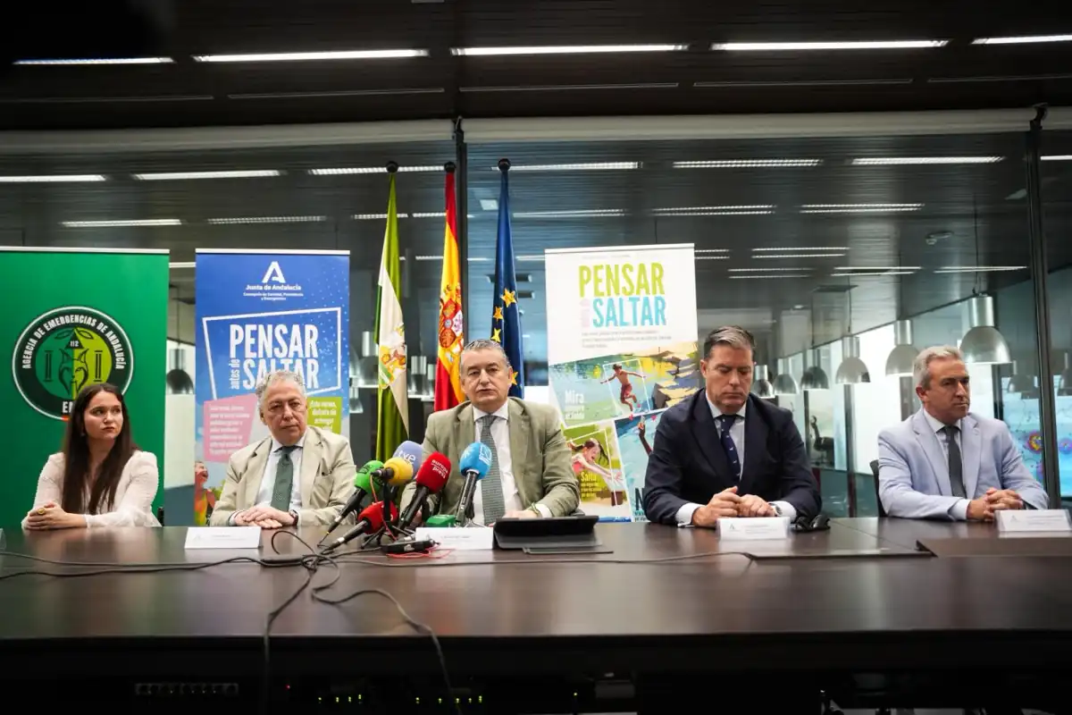 Una zambullida imprudente puede cambiar una vida para siempre: la Junta alerta del riesgo de saltar al agua sin comprobar la profundidad