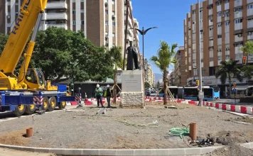 La estatua de Tiburcio vuelve a Armengual de la Mota tras avanzar las obras del Metro de Málaga
