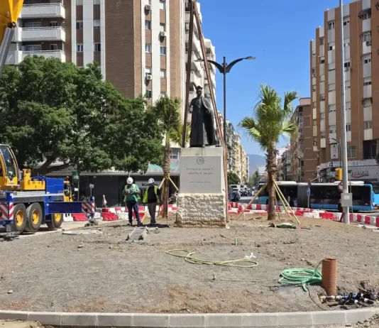 La estatua de Tiburcio vuelve a Armengual de la Mota tras avanzar las obras del Metro de Málaga