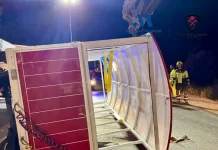 Una noche de fiesta acaba en susto en Cártama tras el vuelco de un tren turístico con decenas de pasajeros