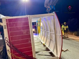 Una noche de fiesta acaba en susto en Cártama tras el vuelco de un tren turístico con decenas de pasajeros
