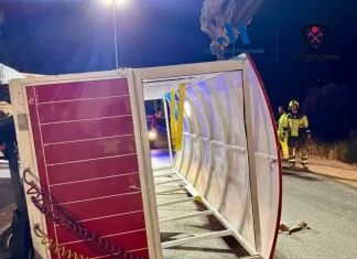 Una noche de fiesta acaba en susto en Cártama tras el vuelco de un tren turístico con decenas de pasajeros