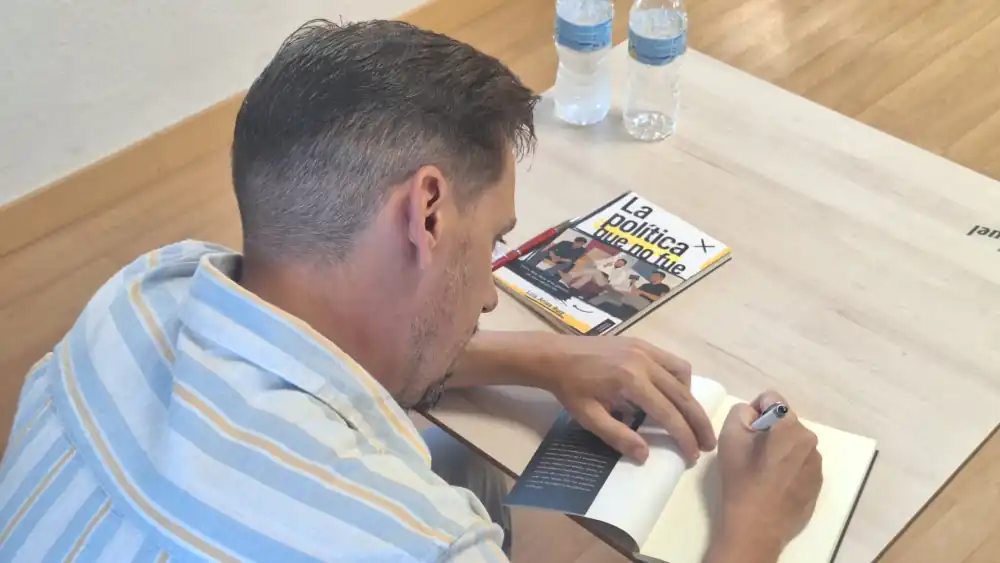 Acto de presentación del libro LA POLÍTICA QUE NO FUE, del escritor Luis Aris Ruiz
