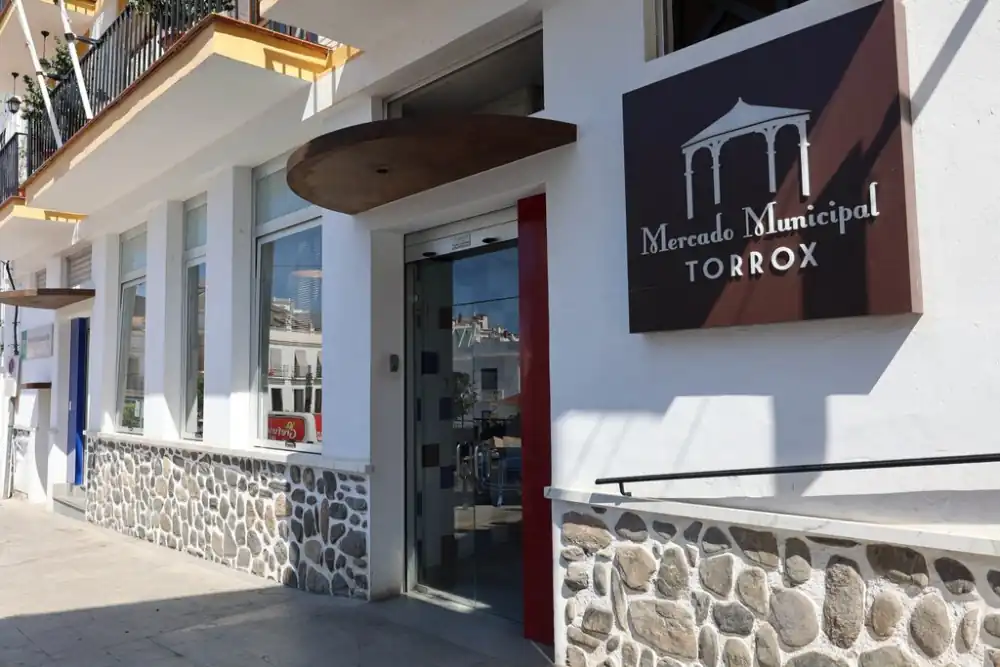 El Ayuntamiento de Torrox invierte más de 8.500 euros en la instalación de aire acondicionado en el Mercado Municipal