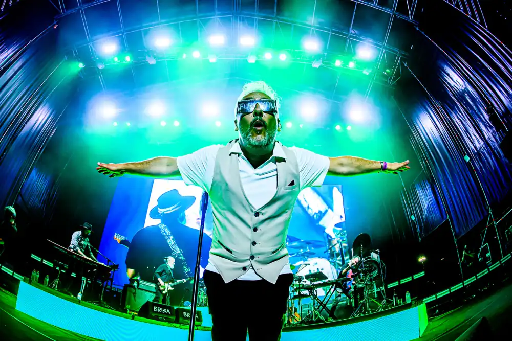 Love of Lesbian emociona en su último concierto en Málaga en el brillante estreno de BRISA Festival
