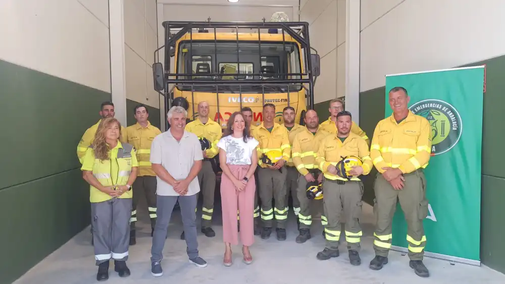 La delegada del Gobierno andaluz, Patricia Navarro, visita la base de Tolox, donde se ubicarán dos retenes y un vehículo para atender los posibles incendios en la zona interfaz de la Costa del Sol occidental

La provincia registra 74 actuaciones del Infoca en lo que va de año, de las que 54 se concentran en el periodo de alto riesgo de incendio que comenzó el pasado 1 de junio

La delegada del Gobierno andaluz en Málaga, Patricia Navarro, ha visitado este miércoles el nuevo subcentro de defensa forestal de EMA Infoca en la localidad de Tolox, donde ha destacado el esfuerzo del Gobierno andaluz por seguir avanzando en la protección de los montes y las poblaciones frente a los incendios, especialmente en la época de alto riesgo de incendio que se inició el pasado 1 de junio y que ya ha registrado 54 actuaciones en la provincia por parte de los bomberos forestales.
La nueva infraestructura, una antigua casa forestal que ha sido cedida por el Ayuntamiento de Tolox y rehabilitada por el Gobierno andaluz con una inversión superior a los 477.000 euros, que ha contado con financiación de fondos Feader, se ubica en un punto clave para dar asistencia y protección al Parque Nacional Sierra de las Nieves y a distintos municipios de la Costa del Sol occidental.
En su visita junto al alcalde de Tolox, Jerónimo Macías, la delegada de la Junta ha destacado que “ su localización es clave y estratégica y forman parte de ese blindaje perimetral que desde el Gobierno andaluz se ha querido hacer a esta gran joya de la naturaleza que tenemos en Andalucía y que tenemos la suerte de tener en nuestra provincia, que es Parque Nacional Sierra de la Nieve, cuya declaración hace poco celebrábamos el quinto aniversario y para lo que estamos totalmente comprometidos con su defensa y con su protección”.
Al respecto ha concretado que “los medios Infoca que tienen su punto de inicio de jornada en Tolox lo harán desde aquí, convirtiéndose el subcentro en la base operativa para dos Grupos de Especialistas con siete bomberos forestales cada uno y una autobomba forestal pesada con otros dos bomberos forestales”.

De igual forma, la delegada del Gobierno ha subrayado que las zonas de interfaz urbano-forestal de la Costa del Sol occidental, donde en verano ven multiplicada su población llegando a alcanzar el millón de personas, también verán reforzada su seguridad frente a un incendio con este recurso, que se suma a las infraestructuras esenciales en la lucha contra el fuego de la zona que en los últimos meses se han puesto en funcionamiento para multiplicar la capacidad de respuestas rápidas ante una emergencia.
En este sentido, Navarro ha valorado el buen funcionamiento de la base operativa del Infoca Sierra de las Nieves, entre Istán y Marbella, inaugurada por el consejero Antonio Sanz en febrero pasado, desde donde se ha dirigido la intervención para el incendio que se declaró en Benahavís el jueves, 9 de julio, y que se da por extinguido.

Una infraestructura que se ha puesto en funcionamiento para la presente campaña de alto riesgo de incendio junto al Puesto de Mando Avanzado Benahavís (PMA), que “situado en la base litoral del Grupo de Emergencias de Andalucía (GREA), se trata del centro de coordinación móvil más avanzado de Europa”, ha asegurado la delegada.

Con estos recursos se cumple un compromiso marcado por el Gobierno andaluz para afrontar la actual campaña de alto riesgo de incendio “con el objetivo de defender nuestro patrimonio natural y proteger las vidas humanas, para lo que la Junta de Andalucía este año afronta la campaña de alto riesgo con récord de recursos y presupuestos, con un total de 271,6 millones de euros para toda Andalucía”.
La delegada del Gobierno andaluz en Málaga, Patricia Navarro, ha finalizado su intervención haciendo un llamamiento a la prudencia y a extremar la precaución, insistiendo en que “todos debemos implicarnos para proteger vidas y cuidar nuestro patrimonio natural”, en lo que ha recordado que ante cualquier avistamiento de humo o fuego, se debe llamar al 112, desde donde se coordina cualquier emergencia.
Además Navarro ha agradecido a todos los profesionales del Plan Infoca, a quienes integran los servicios de Emergencias, de Cuerpos y Fuerzas de Seguridad, así como a entidades locales y provinciales por su coordinación con el Gobierno andaluz en la lucha contra los incendios.

Durante el acto, la delegada del Gobierno andaluz ha estado acompañada por el director del Plan Infoca en la provincia, Alejandro Molina, la jefa de servicios de Emergencias 112 y Protección Civil de Málaga, Ana Celia González, así como por el arquitecto y director de la obra en el subcentro de Tolox, Carlos Casanueva

Campaña de alto riesgo de incendios 2026

Desde el inicio de la temporada de máximo riesgo de incendios forestales, que permanece activada por la Junta de Andalucía del 1 de junio al 15 de octubre, en Málaga se han registrado un total de 54 actuaciones por incendio, con una superficie afectada total de 315,62 hectáreas.

De las intervenciones realizadas, 32 se han localizado en terreno forestal con 19 conatos y 13 incendios y una superficie afectada de 287,29 hectáreas.

La mayoría de los incendios forestales que se han producido en la provincia de Málaga este año se concentran en un período que abarca poco más de un mes, habiéndose producido desde el mes de junio 13 de los 15 incendios totales que han afectado a esta provincia en 2026 y resultando Benahavís como municipio más afectado con 230 hectáreas del incendio que se originó el pasado jueves.

Dispositivo provincial

En la provincia de Málaga, el dispositivo dispone de un Centro Operativo Provincial, dos centros de Defensa Forestal (Cedefo) situados en Colmenar y Ronda, una base Brica y un aeródromo en Cártama.

La base de la EMA Sierra de las Nieves, en Istán-Marbella, se ha sumado este año a la red de infraestructuras del Plan Infoca en la provincia, así como el subcentro de Tolox y el Puesto de Mando Avanzado Benahavís que se sitúa en la base litoral del Grupo de Emergencias de Andalucía (GREA) en la localidad malagueña de Benahavís.

El dispositivo provincial también cuenta con 19 puntos de vigilancia, 146 puntos de toma de agua, 12 autobombas, dos vehículos nodriza y 13 vehículos de transporte. El operativo provincial está integrado por 577 efectivos, incluyendo personal externo.

La delegada del Gobierno ha recordado que para la presente campaña “en Andalucía el dispositivo EMA Infoca cuenta con 4.700 profesionales distribuidos por toda la comunidad y con 43 medios aéreos preparados para intervenir allí donde sea necesario, a lo que se suma una importante modernización de los recursos terrestres con 108 autobombas, 11 vehículos nodriza y 8 nuevas unidades móviles”.
Asimismo, se ha impulsado la estabilidad laboral en el dispositivo con la Oferta de Empleo Público publicada el pasado mes de abril que incluye 234 plazas fijas, a jornada completa y con actividad durante los doce meses del año. También se ha elaborado un Catálogo de Puestos de Trabajo del personal laboral de la Agencia, para reforzar la organización y seguridad jurídica de la plantilla.