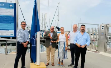 El Puerto de Caleta de Vélez recupera la Bandera Azul tras la modernización de sus instalaciones El Puerto de Caleta de Vélez recupera la Bandera Azul tras la modernización de sus instalaciones