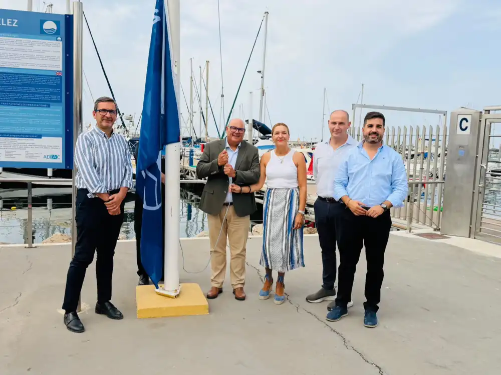 El Puerto de Caleta de Vélez recupera la Bandera Azul tras la modernización de sus instalaciones