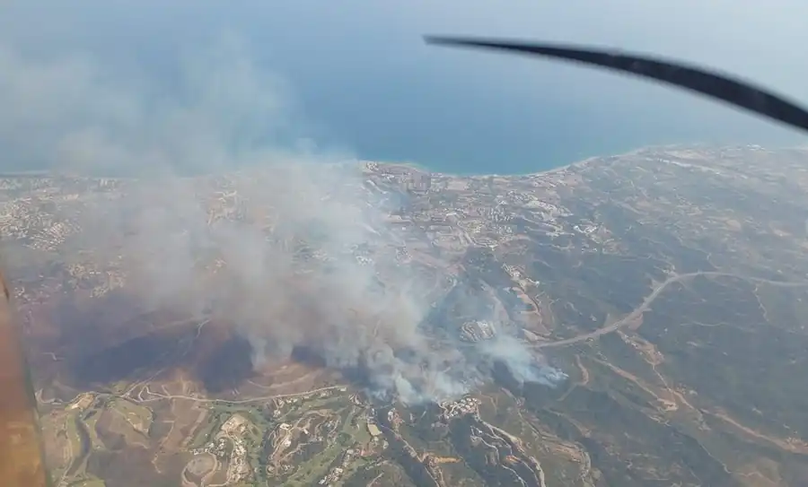 Más de 40 bomberos y 15 vehículos participaron en el gran operativo contra el incendio de Benahavís