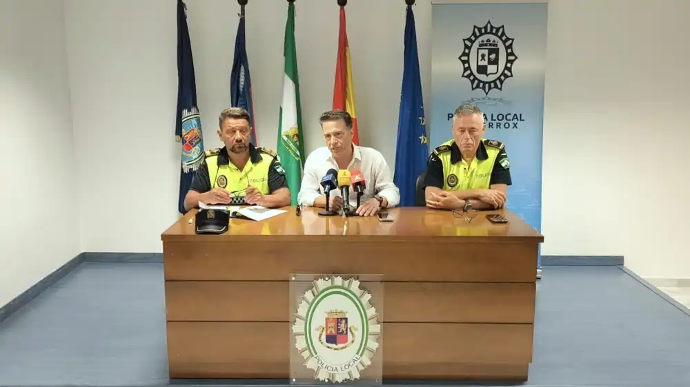 La Policía Local de Torrox comienza a sancionar los vertidos incontrolados tras una campaña de información y concienciación