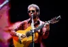 Los Delinqüentes llenan de sentimiento garrapatero Marenostrum Fuengirola en una noche para el recuerdo Miles de personas disfrutaron de una noche cargada de emoción, recuerdos y música andaluza junto a Cervatana, Mesalla y El Jose en una cita organizada por Eternidad Eventos El Marenostrum Fuengirola volvió a demostrar por qué es uno de los grandes escenarios musicales del verano en Andalucía. El recinto acogió una de esas noches llamadas a permanecer en la memoria del público con el regreso de Los Delinqüentes, protagonistas de un concierto que transformó el castillo Sohail en una auténtica celebración del espíritu garrapatero. La velada, organizada por la promotora malagueña Eternidad Eventos, reunió sobre un mismo escenario a Cervatana, Mesalla, El Jose y la histórica formación jerezana, ofreciendo un recorrido por diferentes estilos con un denominador común: la esencia de la música andaluza. La tarde comenzó con la actuación de Cervatana, encargado de abrir el festival con un directo lleno de energía que fue calentando el ambiente desde los primeros minutos. Posteriormente fue el turno de Mesalla, una de las apuestas artísticas de Eternidad Eventos, que presentó una propuesta donde convivieron sonidos contemporáneos y raíces andaluzas, conectando rápidamente con un público que respondió con entusiasmo. El ambiente continuó creciendo con El Jose, que volvió a demostrar por qué se ha convertido en una de las voces más personales del panorama nacional. Sus letras, cercanas y cargadas de sensibilidad, crearon un clima perfecto antes del momento más esperado de la noche. Un viaje completo por El Sentimiento Garrapatero La aparición de Los Delinqüentes fue recibida con una larga ovación. Desde los primeros acordes quedó claro que no sería un concierto cualquiera. La banda ofreció un recorrido íntegro por "El Sentimiento Garrapatero", el disco que marcó a toda una generación y que sigue formando parte de la banda sonora de miles de seguidores. Canciones como "A la luz del Lorenzo", "El aire de la calle" o "Poeta encadenado" fueron coreadas prácticamente de principio a fin por un público completamente entregado. Uno de los momentos más emotivos llegó cuando la banda quiso recordar a Miguel Benítez "Migué", alma del grupo, asegurando que "tenemos una estrella que nos guía, que es nuestro hermano Migué". También dedicaron unas palabras de cariño a Fátima, una amiga malagueña fallecida recientemente, antes de continuar el concierto. La intensidad volvió a subir con una sucesión de clásicos que desembocó en uno de los instantes más esperados de la noche: "La primavera trompetera", convertida en un enorme coro colectivo entre artistas y público. El cierre con "Chinchetas" y "Trabubulandia" puso el broche perfecto a una actuación que confirmó que el legado musical de Los Delinqüentes continúa más vivo que nunca. Marenostrum sigue siendo referencia del verano Con esta cita, Marenostrum Fuengirola continúa consolidándose como uno de los grandes referentes nacionales de la música en directo, mientras que Eternidad Eventos vuelve a apostar por una programación que combina artistas consagrados con nuevas propuestas del panorama musical. La actividad continuará en las próximas semanas con nuevos conciertos de primer nivel en el recinto fuengiroleño, entre ellos Pablo López (30 de julio), Lola Índigo (14 de agosto) y Galvan Real (21 de agosto), manteniendo a Fuengirola como uno de los grandes epicentros musicales del verano en la Costa del Sol.