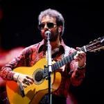 Los Delinqüentes llenan de sentimiento garrapatero Marenostrum Fuengirola en una noche para el recuerdo Miles de personas disfrutaron de una noche cargada de emoción, recuerdos y música andaluza junto a Cervatana, Mesalla y El Jose en una cita organizada por Eternidad Eventos El Marenostrum Fuengirola volvió a demostrar por qué es uno de los grandes escenarios musicales del verano en Andalucía. El recinto acogió una de esas noches llamadas a permanecer en la memoria del público con el regreso de Los Delinqüentes, protagonistas de un concierto que transformó el castillo Sohail en una auténtica celebración del espíritu garrapatero. La velada, organizada por la promotora malagueña Eternidad Eventos, reunió sobre un mismo escenario a Cervatana, Mesalla, El Jose y la histórica formación jerezana, ofreciendo un recorrido por diferentes estilos con un denominador común: la esencia de la música andaluza. La tarde comenzó con la actuación de Cervatana, encargado de abrir el festival con un directo lleno de energía que fue calentando el ambiente desde los primeros minutos. Posteriormente fue el turno de Mesalla, una de las apuestas artísticas de Eternidad Eventos, que presentó una propuesta donde convivieron sonidos contemporáneos y raíces andaluzas, conectando rápidamente con un público que respondió con entusiasmo. El ambiente continuó creciendo con El Jose, que volvió a demostrar por qué se ha convertido en una de las voces más personales del panorama nacional. Sus letras, cercanas y cargadas de sensibilidad, crearon un clima perfecto antes del momento más esperado de la noche. Un viaje completo por El Sentimiento Garrapatero La aparición de Los Delinqüentes fue recibida con una larga ovación. Desde los primeros acordes quedó claro que no sería un concierto cualquiera. La banda ofreció un recorrido íntegro por "El Sentimiento Garrapatero", el disco que marcó a toda una generación y que sigue formando parte de la banda sonora de miles de seguidores. Canciones como "A la luz del Lorenzo", "El aire de la calle" o "Poeta encadenado" fueron coreadas prácticamente de principio a fin por un público completamente entregado. Uno de los momentos más emotivos llegó cuando la banda quiso recordar a Miguel Benítez "Migué", alma del grupo, asegurando que "tenemos una estrella que nos guía, que es nuestro hermano Migué". También dedicaron unas palabras de cariño a Fátima, una amiga malagueña fallecida recientemente, antes de continuar el concierto. La intensidad volvió a subir con una sucesión de clásicos que desembocó en uno de los instantes más esperados de la noche: "La primavera trompetera", convertida en un enorme coro colectivo entre artistas y público. El cierre con "Chinchetas" y "Trabubulandia" puso el broche perfecto a una actuación que confirmó que el legado musical de Los Delinqüentes continúa más vivo que nunca. Marenostrum sigue siendo referencia del verano Con esta cita, Marenostrum Fuengirola continúa consolidándose como uno de los grandes referentes nacionales de la música en directo, mientras que Eternidad Eventos vuelve a apostar por una programación que combina artistas consagrados con nuevas propuestas del panorama musical. La actividad continuará en las próximas semanas con nuevos conciertos de primer nivel en el recinto fuengiroleño, entre ellos Pablo López (30 de julio), Lola Índigo (14 de agosto) y Galvan Real (21 de agosto), manteniendo a Fuengirola como uno de los grandes epicentros musicales del verano en la Costa del Sol.