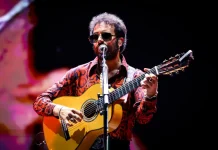 Los Delinqüentes llenan de sentimiento garrapatero Marenostrum Fuengirola en una noche para el recuerdo Miles de personas disfrutaron de una noche cargada de emoción, recuerdos y música andaluza junto a Cervatana, Mesalla y El Jose en una cita organizada por Eternidad Eventos El Marenostrum Fuengirola volvió a demostrar por qué es uno de los grandes escenarios musicales del verano en Andalucía. El recinto acogió una de esas noches llamadas a permanecer en la memoria del público con el regreso de Los Delinqüentes, protagonistas de un concierto que transformó el castillo Sohail en una auténtica celebración del espíritu garrapatero. La velada, organizada por la promotora malagueña Eternidad Eventos, reunió sobre un mismo escenario a Cervatana, Mesalla, El Jose y la histórica formación jerezana, ofreciendo un recorrido por diferentes estilos con un denominador común: la esencia de la música andaluza. La tarde comenzó con la actuación de Cervatana, encargado de abrir el festival con un directo lleno de energía que fue calentando el ambiente desde los primeros minutos. Posteriormente fue el turno de Mesalla, una de las apuestas artísticas de Eternidad Eventos, que presentó una propuesta donde convivieron sonidos contemporáneos y raíces andaluzas, conectando rápidamente con un público que respondió con entusiasmo. El ambiente continuó creciendo con El Jose, que volvió a demostrar por qué se ha convertido en una de las voces más personales del panorama nacional. Sus letras, cercanas y cargadas de sensibilidad, crearon un clima perfecto antes del momento más esperado de la noche. Un viaje completo por El Sentimiento Garrapatero La aparición de Los Delinqüentes fue recibida con una larga ovación. Desde los primeros acordes quedó claro que no sería un concierto cualquiera. La banda ofreció un recorrido íntegro por "El Sentimiento Garrapatero", el disco que marcó a toda una generación y que sigue formando parte de la banda sonora de miles de seguidores. Canciones como "A la luz del Lorenzo", "El aire de la calle" o "Poeta encadenado" fueron coreadas prácticamente de principio a fin por un público completamente entregado. Uno de los momentos más emotivos llegó cuando la banda quiso recordar a Miguel Benítez "Migué", alma del grupo, asegurando que "tenemos una estrella que nos guía, que es nuestro hermano Migué". También dedicaron unas palabras de cariño a Fátima, una amiga malagueña fallecida recientemente, antes de continuar el concierto. La intensidad volvió a subir con una sucesión de clásicos que desembocó en uno de los instantes más esperados de la noche: "La primavera trompetera", convertida en un enorme coro colectivo entre artistas y público. El cierre con "Chinchetas" y "Trabubulandia" puso el broche perfecto a una actuación que confirmó que el legado musical de Los Delinqüentes continúa más vivo que nunca. Marenostrum sigue siendo referencia del verano Con esta cita, Marenostrum Fuengirola continúa consolidándose como uno de los grandes referentes nacionales de la música en directo, mientras que Eternidad Eventos vuelve a apostar por una programación que combina artistas consagrados con nuevas propuestas del panorama musical. La actividad continuará en las próximas semanas con nuevos conciertos de primer nivel en el recinto fuengiroleño, entre ellos Pablo López (30 de julio), Lola Índigo (14 de agosto) y Galvan Real (21 de agosto), manteniendo a Fuengirola como uno de los grandes epicentros musicales del verano en la Costa del Sol.