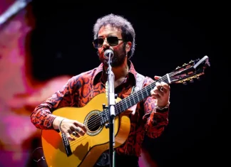 Los Delinqüentes llenan de sentimiento garrapatero Marenostrum Fuengirola en una noche para el recuerdo Miles de personas disfrutaron de una noche cargada de emoción, recuerdos y música andaluza junto a Cervatana, Mesalla y El Jose en una cita organizada por Eternidad Eventos El Marenostrum Fuengirola volvió a demostrar por qué es uno de los grandes escenarios musicales del verano en Andalucía. El recinto acogió una de esas noches llamadas a permanecer en la memoria del público con el regreso de Los Delinqüentes, protagonistas de un concierto que transformó el castillo Sohail en una auténtica celebración del espíritu garrapatero. La velada, organizada por la promotora malagueña Eternidad Eventos, reunió sobre un mismo escenario a Cervatana, Mesalla, El Jose y la histórica formación jerezana, ofreciendo un recorrido por diferentes estilos con un denominador común: la esencia de la música andaluza. La tarde comenzó con la actuación de Cervatana, encargado de abrir el festival con un directo lleno de energía que fue calentando el ambiente desde los primeros minutos. Posteriormente fue el turno de Mesalla, una de las apuestas artísticas de Eternidad Eventos, que presentó una propuesta donde convivieron sonidos contemporáneos y raíces andaluzas, conectando rápidamente con un público que respondió con entusiasmo. El ambiente continuó creciendo con El Jose, que volvió a demostrar por qué se ha convertido en una de las voces más personales del panorama nacional. Sus letras, cercanas y cargadas de sensibilidad, crearon un clima perfecto antes del momento más esperado de la noche. Un viaje completo por El Sentimiento Garrapatero La aparición de Los Delinqüentes fue recibida con una larga ovación. Desde los primeros acordes quedó claro que no sería un concierto cualquiera. La banda ofreció un recorrido íntegro por "El Sentimiento Garrapatero", el disco que marcó a toda una generación y que sigue formando parte de la banda sonora de miles de seguidores. Canciones como "A la luz del Lorenzo", "El aire de la calle" o "Poeta encadenado" fueron coreadas prácticamente de principio a fin por un público completamente entregado. Uno de los momentos más emotivos llegó cuando la banda quiso recordar a Miguel Benítez "Migué", alma del grupo, asegurando que "tenemos una estrella que nos guía, que es nuestro hermano Migué". También dedicaron unas palabras de cariño a Fátima, una amiga malagueña fallecida recientemente, antes de continuar el concierto. La intensidad volvió a subir con una sucesión de clásicos que desembocó en uno de los instantes más esperados de la noche: "La primavera trompetera", convertida en un enorme coro colectivo entre artistas y público. El cierre con "Chinchetas" y "Trabubulandia" puso el broche perfecto a una actuación que confirmó que el legado musical de Los Delinqüentes continúa más vivo que nunca. Marenostrum sigue siendo referencia del verano Con esta cita, Marenostrum Fuengirola continúa consolidándose como uno de los grandes referentes nacionales de la música en directo, mientras que Eternidad Eventos vuelve a apostar por una programación que combina artistas consagrados con nuevas propuestas del panorama musical. La actividad continuará en las próximas semanas con nuevos conciertos de primer nivel en el recinto fuengiroleño, entre ellos Pablo López (30 de julio), Lola Índigo (14 de agosto) y Galvan Real (21 de agosto), manteniendo a Fuengirola como uno de los grandes epicentros musicales del verano en la Costa del Sol.