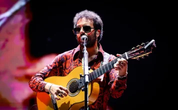 Los Delinqüentes llenan de sentimiento garrapatero Marenostrum Fuengirola en una noche para el recuerdo Miles de personas disfrutaron de una noche cargada de emoción, recuerdos y música andaluza junto a Cervatana, Mesalla y El Jose en una cita organizada por Eternidad Eventos El Marenostrum Fuengirola volvió a demostrar por qué es uno de los grandes escenarios musicales del verano en Andalucía. El recinto acogió una de esas noches llamadas a permanecer en la memoria del público con el regreso de Los Delinqüentes, protagonistas de un concierto que transformó el castillo Sohail en una auténtica celebración del espíritu garrapatero. La velada, organizada por la promotora malagueña Eternidad Eventos, reunió sobre un mismo escenario a Cervatana, Mesalla, El Jose y la histórica formación jerezana, ofreciendo un recorrido por diferentes estilos con un denominador común: la esencia de la música andaluza. La tarde comenzó con la actuación de Cervatana, encargado de abrir el festival con un directo lleno de energía que fue calentando el ambiente desde los primeros minutos. Posteriormente fue el turno de Mesalla, una de las apuestas artísticas de Eternidad Eventos, que presentó una propuesta donde convivieron sonidos contemporáneos y raíces andaluzas, conectando rápidamente con un público que respondió con entusiasmo. El ambiente continuó creciendo con El Jose, que volvió a demostrar por qué se ha convertido en una de las voces más personales del panorama nacional. Sus letras, cercanas y cargadas de sensibilidad, crearon un clima perfecto antes del momento más esperado de la noche. Un viaje completo por El Sentimiento Garrapatero La aparición de Los Delinqüentes fue recibida con una larga ovación. Desde los primeros acordes quedó claro que no sería un concierto cualquiera. La banda ofreció un recorrido íntegro por "El Sentimiento Garrapatero", el disco que marcó a toda una generación y que sigue formando parte de la banda sonora de miles de seguidores. Canciones como "A la luz del Lorenzo", "El aire de la calle" o "Poeta encadenado" fueron coreadas prácticamente de principio a fin por un público completamente entregado. Uno de los momentos más emotivos llegó cuando la banda quiso recordar a Miguel Benítez "Migué", alma del grupo, asegurando que "tenemos una estrella que nos guía, que es nuestro hermano Migué". También dedicaron unas palabras de cariño a Fátima, una amiga malagueña fallecida recientemente, antes de continuar el concierto. La intensidad volvió a subir con una sucesión de clásicos que desembocó en uno de los instantes más esperados de la noche: "La primavera trompetera", convertida en un enorme coro colectivo entre artistas y público. El cierre con "Chinchetas" y "Trabubulandia" puso el broche perfecto a una actuación que confirmó que el legado musical de Los Delinqüentes continúa más vivo que nunca. Marenostrum sigue siendo referencia del verano Con esta cita, Marenostrum Fuengirola continúa consolidándose como uno de los grandes referentes nacionales de la música en directo, mientras que Eternidad Eventos vuelve a apostar por una programación que combina artistas consagrados con nuevas propuestas del panorama musical. La actividad continuará en las próximas semanas con nuevos conciertos de primer nivel en el recinto fuengiroleño, entre ellos Pablo López (30 de julio), Lola Índigo (14 de agosto) y Galvan Real (21 de agosto), manteniendo a Fuengirola como uno de los grandes epicentros musicales del verano en la Costa del Sol.