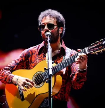 Los Delinqüentes llenan de sentimiento garrapatero Marenostrum Fuengirola en una noche para el recuerdo Miles de personas disfrutaron de una noche cargada de emoción, recuerdos y música andaluza junto a Cervatana, Mesalla y El Jose en una cita organizada por Eternidad Eventos El Marenostrum Fuengirola volvió a demostrar por qué es uno de los grandes escenarios musicales del verano en Andalucía. El recinto acogió una de esas noches llamadas a permanecer en la memoria del público con el regreso de Los Delinqüentes, protagonistas de un concierto que transformó el castillo Sohail en una auténtica celebración del espíritu garrapatero. La velada, organizada por la promotora malagueña Eternidad Eventos, reunió sobre un mismo escenario a Cervatana, Mesalla, El Jose y la histórica formación jerezana, ofreciendo un recorrido por diferentes estilos con un denominador común: la esencia de la música andaluza. La tarde comenzó con la actuación de Cervatana, encargado de abrir el festival con un directo lleno de energía que fue calentando el ambiente desde los primeros minutos. Posteriormente fue el turno de Mesalla, una de las apuestas artísticas de Eternidad Eventos, que presentó una propuesta donde convivieron sonidos contemporáneos y raíces andaluzas, conectando rápidamente con un público que respondió con entusiasmo. El ambiente continuó creciendo con El Jose, que volvió a demostrar por qué se ha convertido en una de las voces más personales del panorama nacional. Sus letras, cercanas y cargadas de sensibilidad, crearon un clima perfecto antes del momento más esperado de la noche. Un viaje completo por El Sentimiento Garrapatero La aparición de Los Delinqüentes fue recibida con una larga ovación. Desde los primeros acordes quedó claro que no sería un concierto cualquiera. La banda ofreció un recorrido íntegro por "El Sentimiento Garrapatero", el disco que marcó a toda una generación y que sigue formando parte de la banda sonora de miles de seguidores. Canciones como "A la luz del Lorenzo", "El aire de la calle" o "Poeta encadenado" fueron coreadas prácticamente de principio a fin por un público completamente entregado. Uno de los momentos más emotivos llegó cuando la banda quiso recordar a Miguel Benítez "Migué", alma del grupo, asegurando que "tenemos una estrella que nos guía, que es nuestro hermano Migué". También dedicaron unas palabras de cariño a Fátima, una amiga malagueña fallecida recientemente, antes de continuar el concierto. La intensidad volvió a subir con una sucesión de clásicos que desembocó en uno de los instantes más esperados de la noche: "La primavera trompetera", convertida en un enorme coro colectivo entre artistas y público. El cierre con "Chinchetas" y "Trabubulandia" puso el broche perfecto a una actuación que confirmó que el legado musical de Los Delinqüentes continúa más vivo que nunca. Marenostrum sigue siendo referencia del verano Con esta cita, Marenostrum Fuengirola continúa consolidándose como uno de los grandes referentes nacionales de la música en directo, mientras que Eternidad Eventos vuelve a apostar por una programación que combina artistas consagrados con nuevas propuestas del panorama musical. La actividad continuará en las próximas semanas con nuevos conciertos de primer nivel en el recinto fuengiroleño, entre ellos Pablo López (30 de julio), Lola Índigo (14 de agosto) y Galvan Real (21 de agosto), manteniendo a Fuengirola como uno de los grandes epicentros musicales del verano en la Costa del Sol.