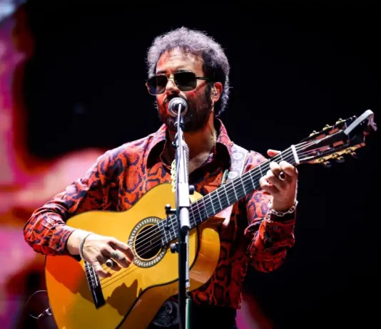 Los Delinqüentes llenan de sentimiento garrapatero Marenostrum Fuengirola en una noche para el recuerdo Miles de personas disfrutaron de una noche cargada de emoción, recuerdos y música andaluza junto a Cervatana, Mesalla y El Jose en una cita organizada por Eternidad Eventos El Marenostrum Fuengirola volvió a demostrar por qué es uno de los grandes escenarios musicales del verano en Andalucía. El recinto acogió una de esas noches llamadas a permanecer en la memoria del público con el regreso de Los Delinqüentes, protagonistas de un concierto que transformó el castillo Sohail en una auténtica celebración del espíritu garrapatero. La velada, organizada por la promotora malagueña Eternidad Eventos, reunió sobre un mismo escenario a Cervatana, Mesalla, El Jose y la histórica formación jerezana, ofreciendo un recorrido por diferentes estilos con un denominador común: la esencia de la música andaluza. La tarde comenzó con la actuación de Cervatana, encargado de abrir el festival con un directo lleno de energía que fue calentando el ambiente desde los primeros minutos. Posteriormente fue el turno de Mesalla, una de las apuestas artísticas de Eternidad Eventos, que presentó una propuesta donde convivieron sonidos contemporáneos y raíces andaluzas, conectando rápidamente con un público que respondió con entusiasmo. El ambiente continuó creciendo con El Jose, que volvió a demostrar por qué se ha convertido en una de las voces más personales del panorama nacional. Sus letras, cercanas y cargadas de sensibilidad, crearon un clima perfecto antes del momento más esperado de la noche. Un viaje completo por El Sentimiento Garrapatero La aparición de Los Delinqüentes fue recibida con una larga ovación. Desde los primeros acordes quedó claro que no sería un concierto cualquiera. La banda ofreció un recorrido íntegro por "El Sentimiento Garrapatero", el disco que marcó a toda una generación y que sigue formando parte de la banda sonora de miles de seguidores. Canciones como "A la luz del Lorenzo", "El aire de la calle" o "Poeta encadenado" fueron coreadas prácticamente de principio a fin por un público completamente entregado. Uno de los momentos más emotivos llegó cuando la banda quiso recordar a Miguel Benítez "Migué", alma del grupo, asegurando que "tenemos una estrella que nos guía, que es nuestro hermano Migué". También dedicaron unas palabras de cariño a Fátima, una amiga malagueña fallecida recientemente, antes de continuar el concierto. La intensidad volvió a subir con una sucesión de clásicos que desembocó en uno de los instantes más esperados de la noche: "La primavera trompetera", convertida en un enorme coro colectivo entre artistas y público. El cierre con "Chinchetas" y "Trabubulandia" puso el broche perfecto a una actuación que confirmó que el legado musical de Los Delinqüentes continúa más vivo que nunca. Marenostrum sigue siendo referencia del verano Con esta cita, Marenostrum Fuengirola continúa consolidándose como uno de los grandes referentes nacionales de la música en directo, mientras que Eternidad Eventos vuelve a apostar por una programación que combina artistas consagrados con nuevas propuestas del panorama musical. La actividad continuará en las próximas semanas con nuevos conciertos de primer nivel en el recinto fuengiroleño, entre ellos Pablo López (30 de julio), Lola Índigo (14 de agosto) y Galvan Real (21 de agosto), manteniendo a Fuengirola como uno de los grandes epicentros musicales del verano en la Costa del Sol.