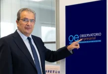 El Círculo de Empresarios de la Costa del Sol crea un Observatorio Empresarial para anticipar tendencias y fortalecer el tejido productivo La nueva herramienta ofrecerá análisis, datos estratégicos e información especializada para ayudar a las empresas a tomar decisiones en un entorno económico cada vez más cambiante El Círculo de Empresarios de la Costa del Sol ha anunciado la creación de su nuevo Observatorio Empresarial, una iniciativa concebida para proporcionar a las empresas asociadas información estratégica, análisis sectoriales y herramientas de anticipación que les permitan afrontar con mayores garantías los retos del mercado actual. Presentado este 1 de julio, el Observatorio nace con el objetivo de convertirse en un espacio de referencia para la generación de conocimiento económico y empresarial, poniendo a disposición de los asociados datos relevantes, tendencias emergentes y claves para la toma de decisiones. Dos áreas para analizar el presente y anticipar el futuro La nueva estructura se articula en torno a dos líneas de actuación complementarias. Por un lado, el Observatorio Interno, coordinado por Ángela Rodríguez, permitirá obtener una radiografía permanente de las empresas asociadas, identificar tendencias económicas y sectoriales, detectar necesidades reales y elaborar informes periódicos que faciliten la representación institucional y la planificación de nuevas acciones. Por otro, el Observatorio Externo, dirigido por José Miguel Aragonés, se centrará en analizar la evolución de los sectores estratégicos de la Costa del Sol, identificar oportunidades de financiación, innovación y crecimiento, así como ofrecer información especializada sobre turismo, sostenibilidad, tecnología, hostelería y otros ámbitos clave para la economía provincial. Una herramienta para transformar datos en decisiones Desde el Círculo de Empresarios destacan que el nuevo Observatorio no pretende limitarse a recopilar información, sino convertir los datos en conocimiento útil y aplicable para las empresas. Entre sus principales características figuran la elaboración de informes periódicos, la generación de indicadores de seguimiento, la publicación de boletines temáticos y la presentación de información mediante formatos visuales sencillos que faciliten la interpretación y el análisis. La iniciativa se apoyará en valores como el rigor, la transparencia, la independencia, la innovación y el compromiso con el desarrollo económico del territorio. Referente para la economía de la Costa del Sol El Observatorio nace con la vocación de convertirse en una fuente de referencia para el análisis económico y empresarial de la Costa del Sol, aportando una visión estratégica capaz de ayudar a las empresas a anticiparse a los cambios del mercado y aprovechar nuevas oportunidades de crecimiento. José Miguel Aragonés, vicepresidente del Círculo de Empresarios y responsable de esta iniciativa, destacó durante la presentación que el Observatorio será “una herramienta viva, dinámica y útil” creada para acompañar a los empresarios en su actividad diaria y contribuir al progreso económico de la provincia. Con este proyecto, el Círculo de Empresarios de la Costa del Sol refuerza su apuesta por la innovación, la generación de conocimiento y el fortalecimiento del tejido empresarial malagueño.